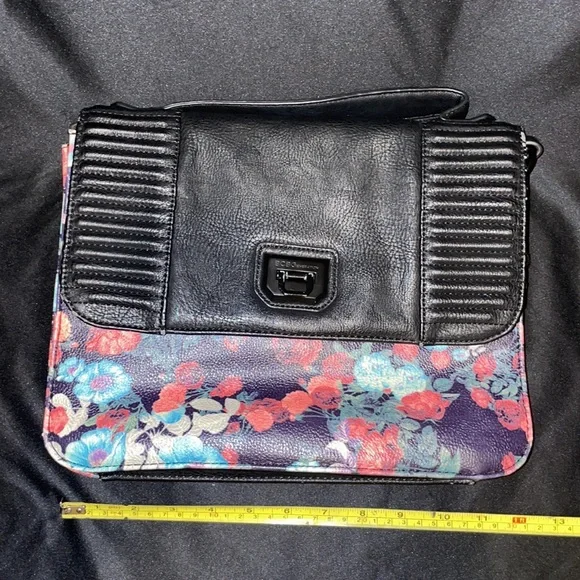 BCBG Crossbody Shoulder Bag - Picture 3 of 12